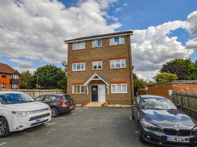 Flat for sale in Five Acres, Hertfordshire