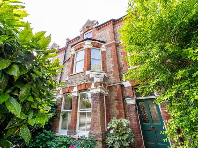 Flat for sale in Crouch End, Greater London
