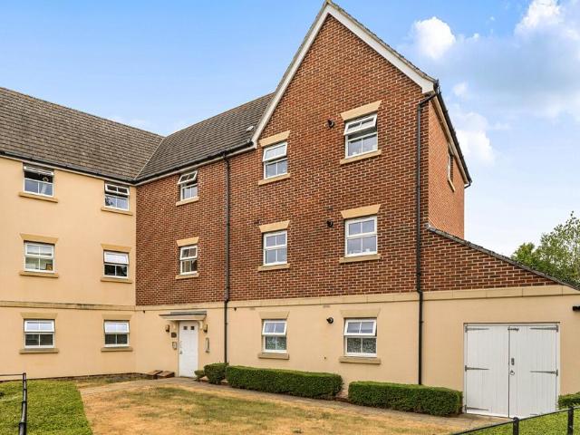 Flat for sale in Jennett's Park, Bracknell