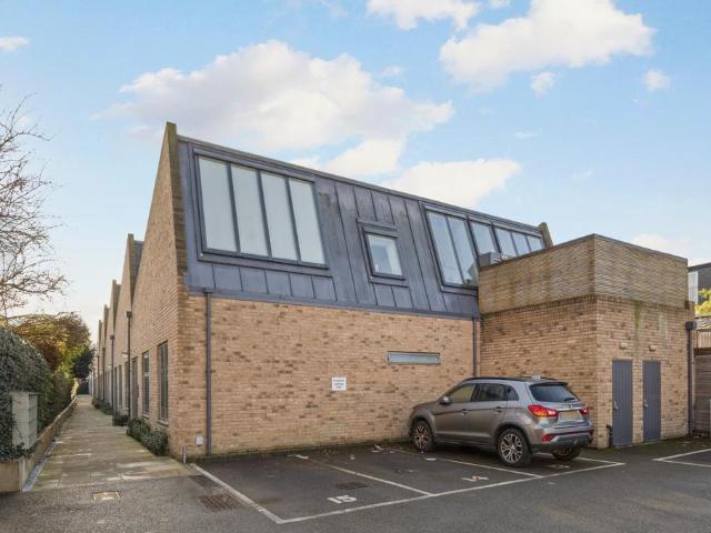 Flat for sale in London Borough of Merton, Raynes Park