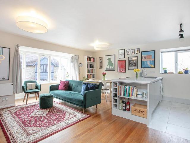 Flat for sale in Peckham, Greater London