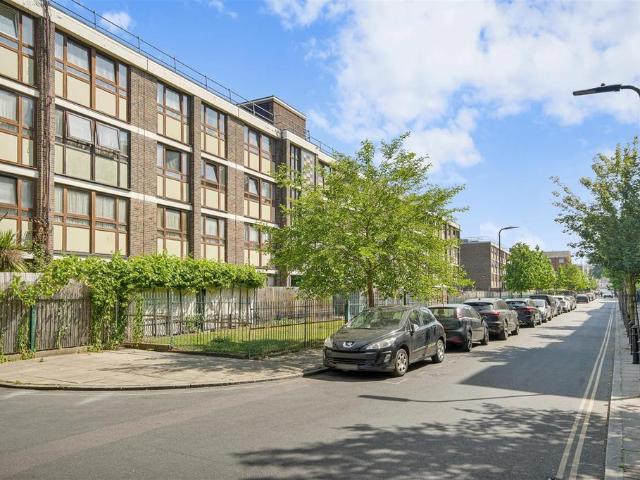 Flat for sale in Hoxton, Greater London