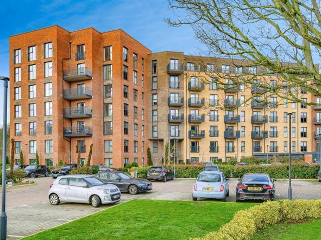 Flat for sale in Highfield, Pouchen End