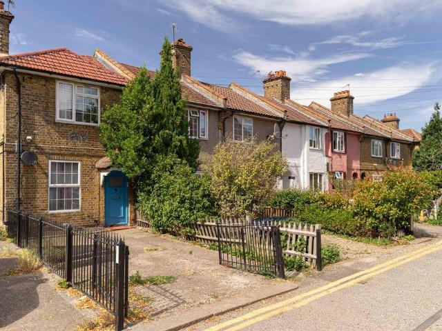 Flat for sale in London Borough of Croydon, Waddon