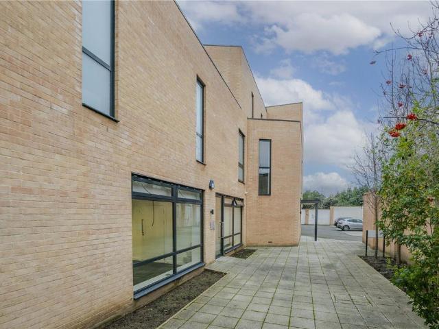 Flat for sale in Kew, Greater London