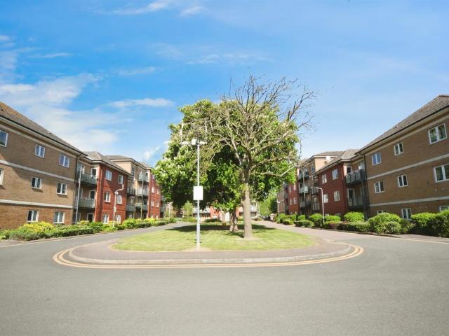 Flat for sale in Dunstable, Bedfordshire