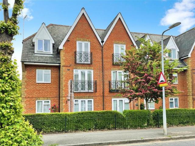 Flat for sale in Romford, Gidea Park