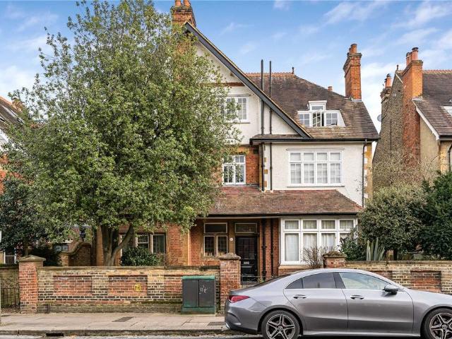 Flat for sale in Roehampton, Greater London