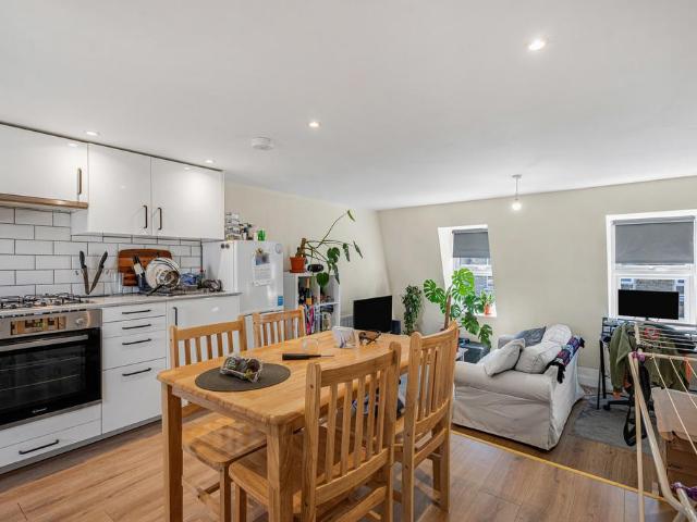Flat for sale in Balham, Greater London