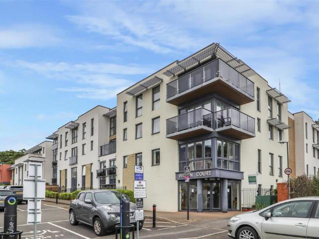 Flat for sale in Abbey End, Green Close