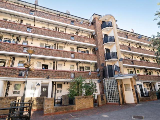 Flat for sale in Browning Estate, Greater London