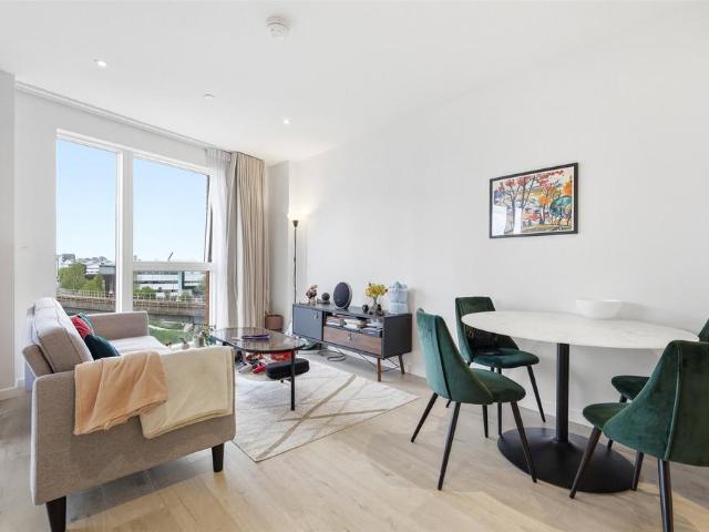 Flat for sale in Reach, Greater London