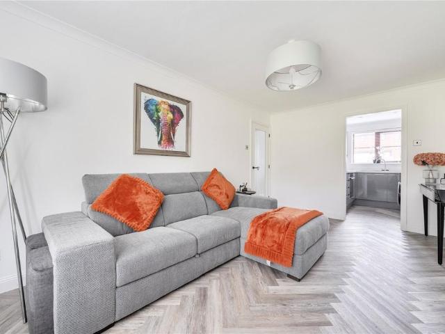 Flat for sale in Aperfield, Greater London