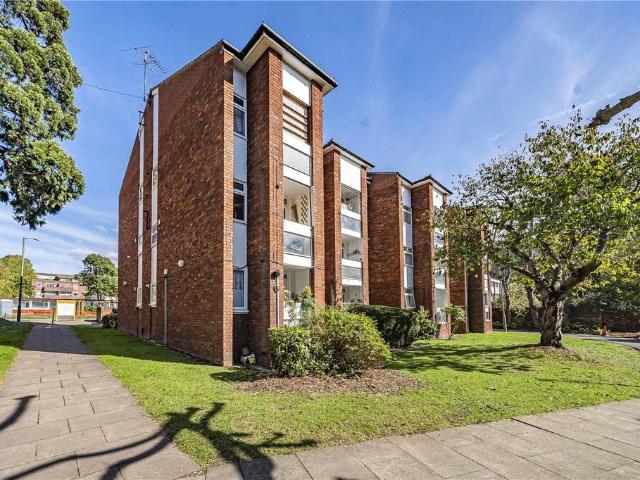 Flat for sale in Roehampton, Greater London