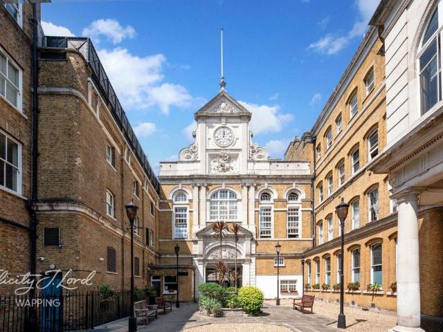 Flat for sale in Whitechapel, Greater London