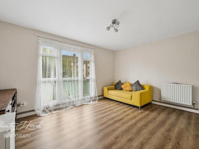Flat for sale in Woolwich Dockyard, Greater London
