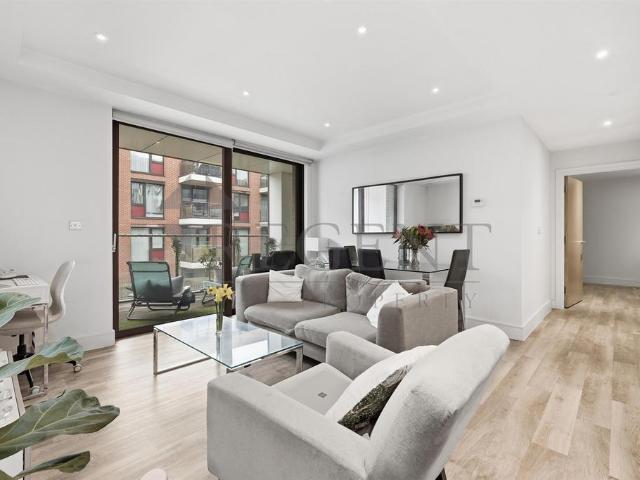 Flat for sale in Earlsfield, Greater London