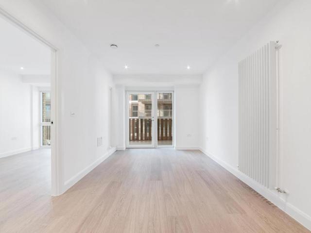 Flat for sale in Canning Town, Greater London