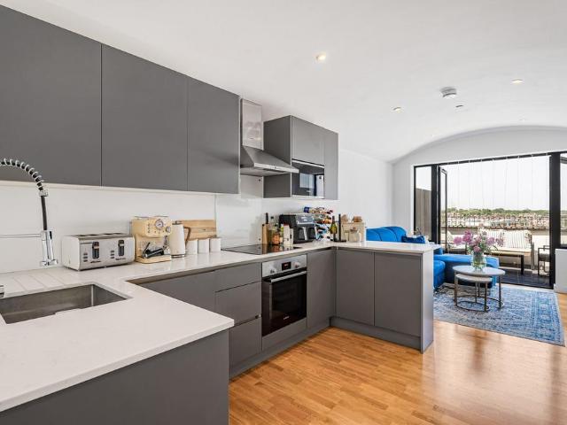 Flat for sale in Balham, Greater London