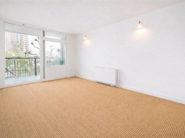 Flat for sale in North Kensington, Greater London