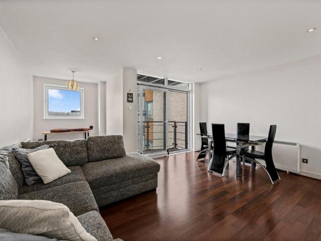 Flat for sale in Reach, Greater London