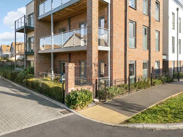 Flat for sale in Oakgrove, Milton Keynes