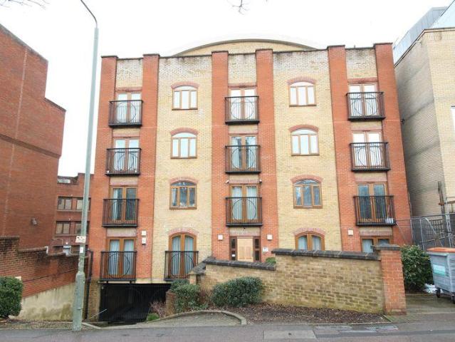Flat for sale in New Barnet, Greater London