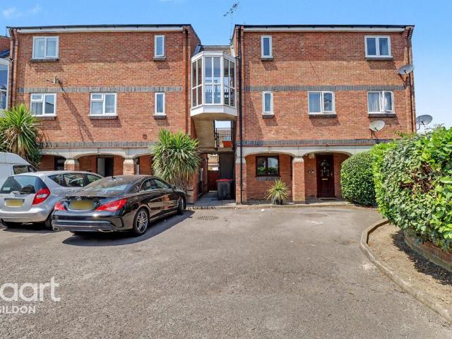 Flat for sale in Essex