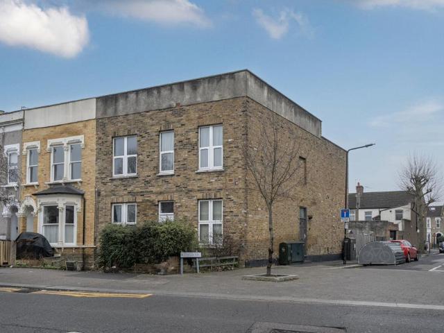 Flat for sale in Cann Hall, Greater London