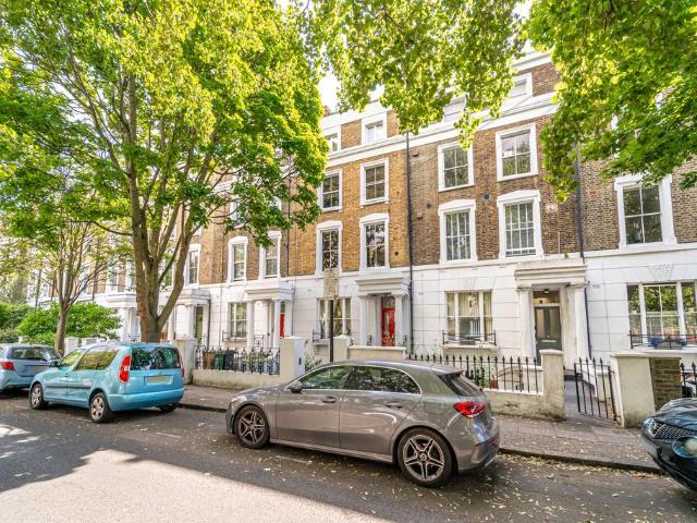 Flat for sale in Highbury, Greater London