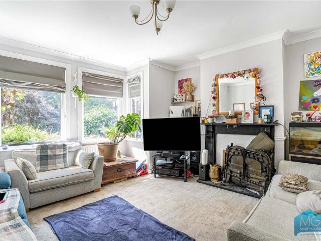 Flat for sale in North Finchley, Greater London