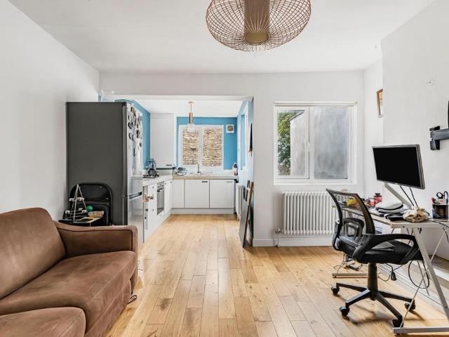Flat for sale in East Dulwich, Greater London