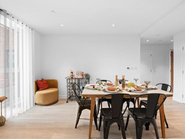 Flat for sale in London Borough of Ealing, Greater London