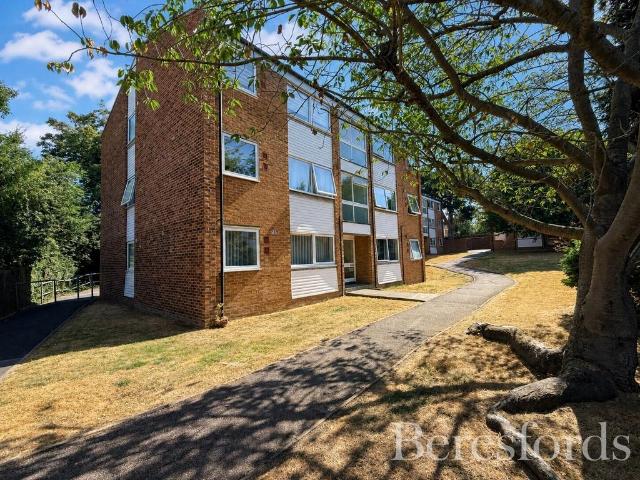 Flat for sale in Hornchurch, Greater London