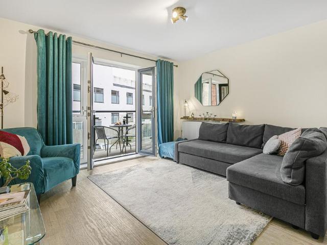 Flat for sale in Hackbridge, Greater London