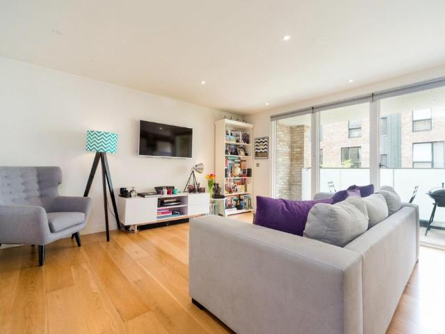 Flat for sale in Queen's Park, Greater London