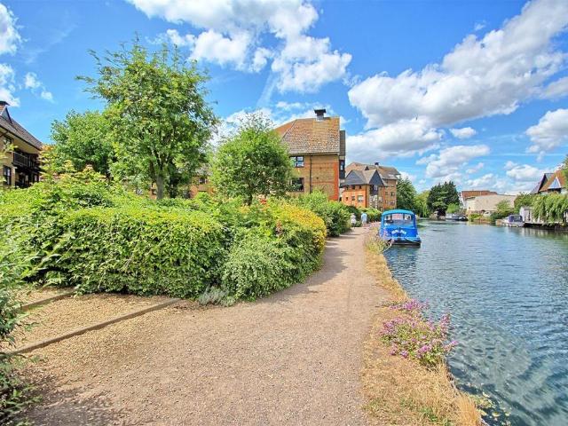 Flat for sale in Kings Hill, Colliers End