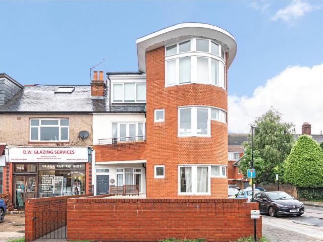 Flat for sale in Whitton, Greater London