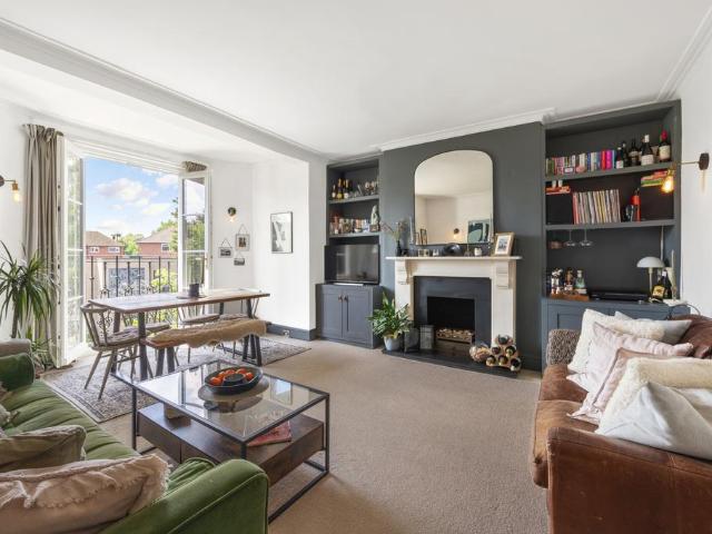 Flat for sale in Surbiton, Greater London