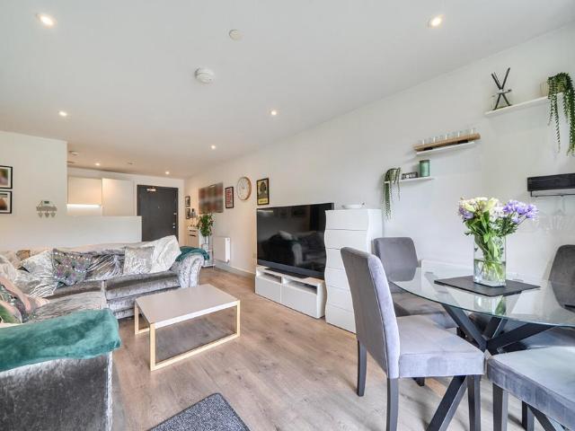 Flat for sale in London Borough of Croydon, Kenley