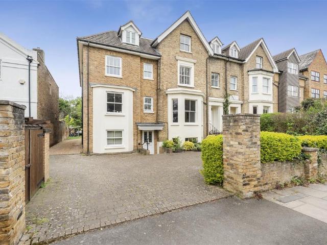 Flat for sale in Surbiton, Greater London