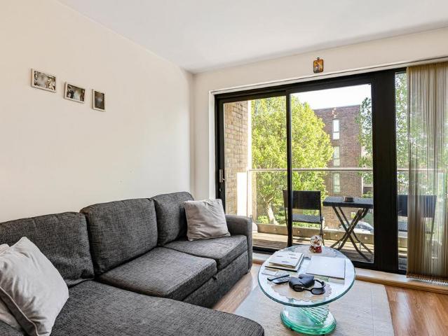 Flat for sale in Isle Of Dogs, Greater London