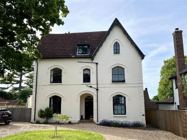 Flat for sale in Westborough, Surrey