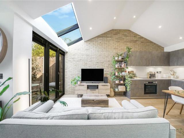 Flat for sale in Stroud Green, Greater London