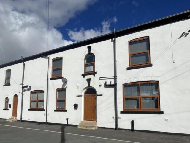 Flat for sale in Richmond Hill, West Yorkshire