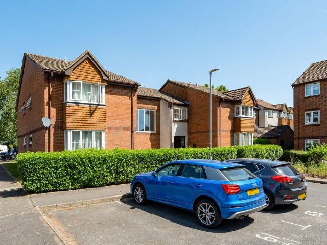 Flat for sale in Yiewsley, Greater London