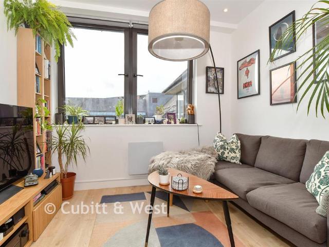 Flat for sale in Red Hill, Surrey
