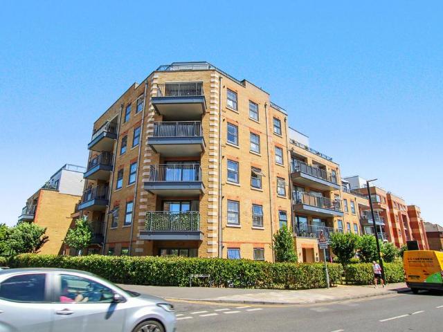 Flat for sale in Albany Park, Greater London