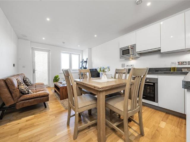 Flat for sale in London Borough of Hounslow, Greater London