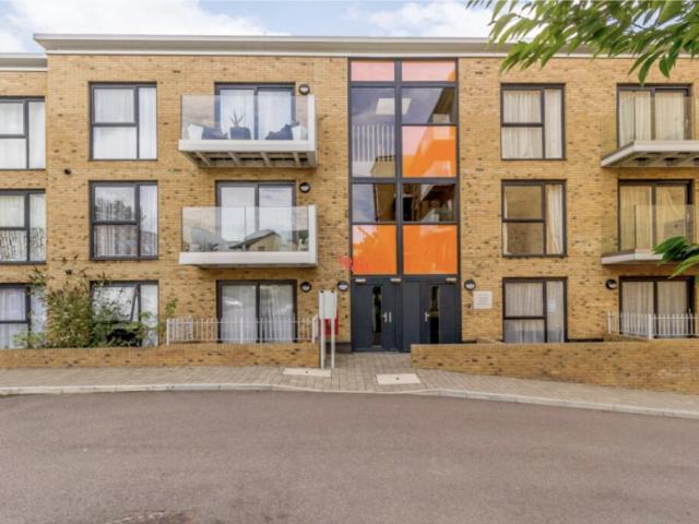 Flat for sale in South Stanmore, Greater London